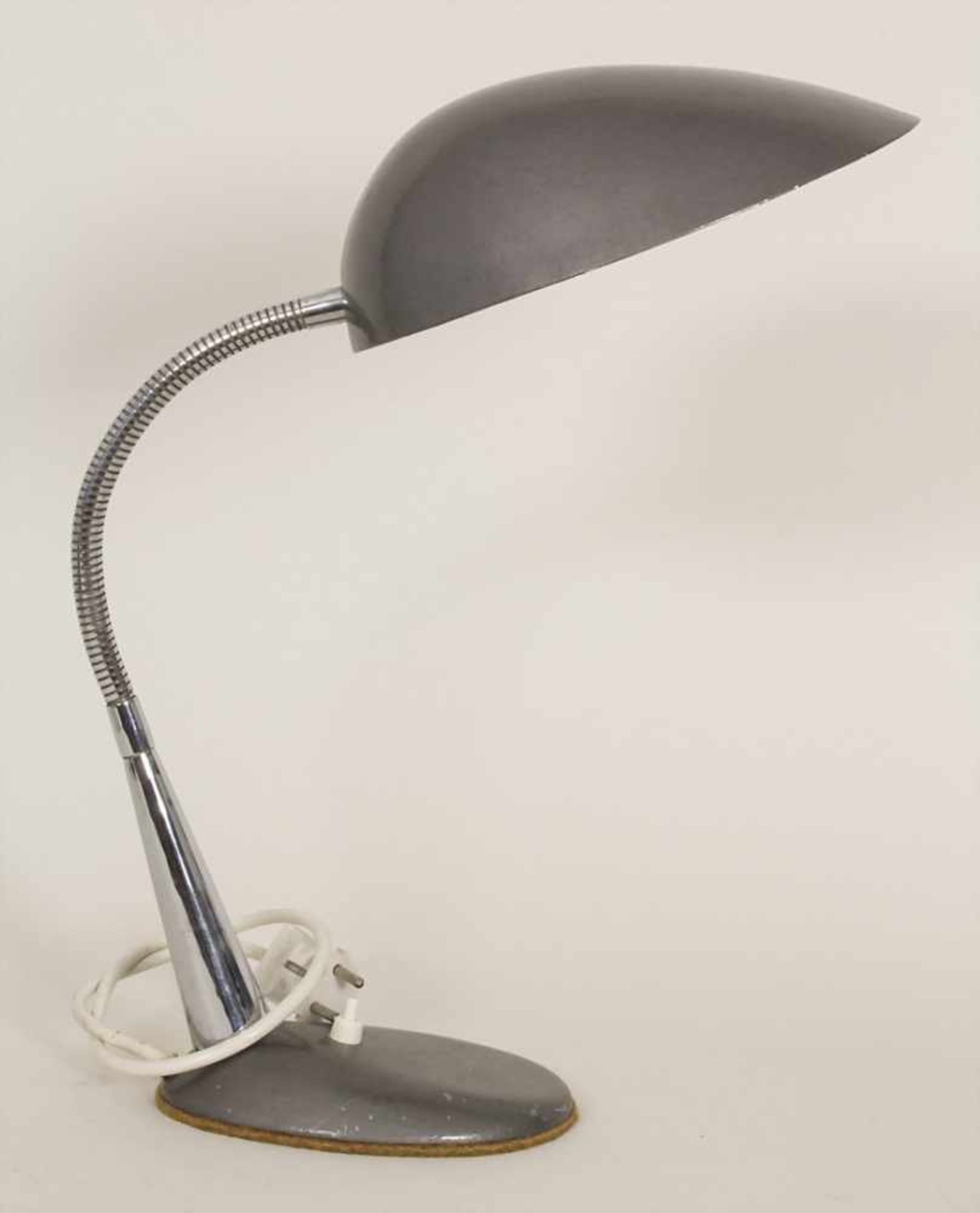 Schreibtischlampe / A desk lamp, um 1950Material: Schirm in Aluminium mit dunkelgrauem