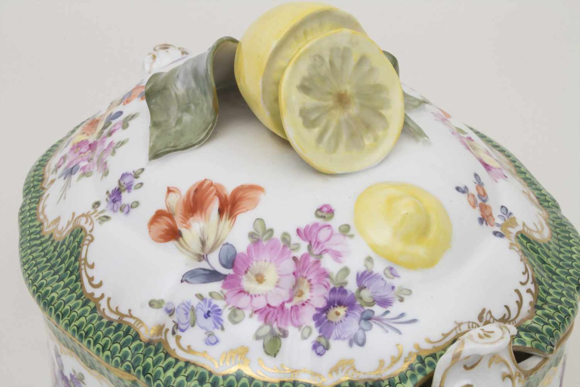 Terrine mit Zitronenknauf / A covered tureen with lemon-shaped handle, Nymphenburg, um 1900Material: - Bild 6 aus 9