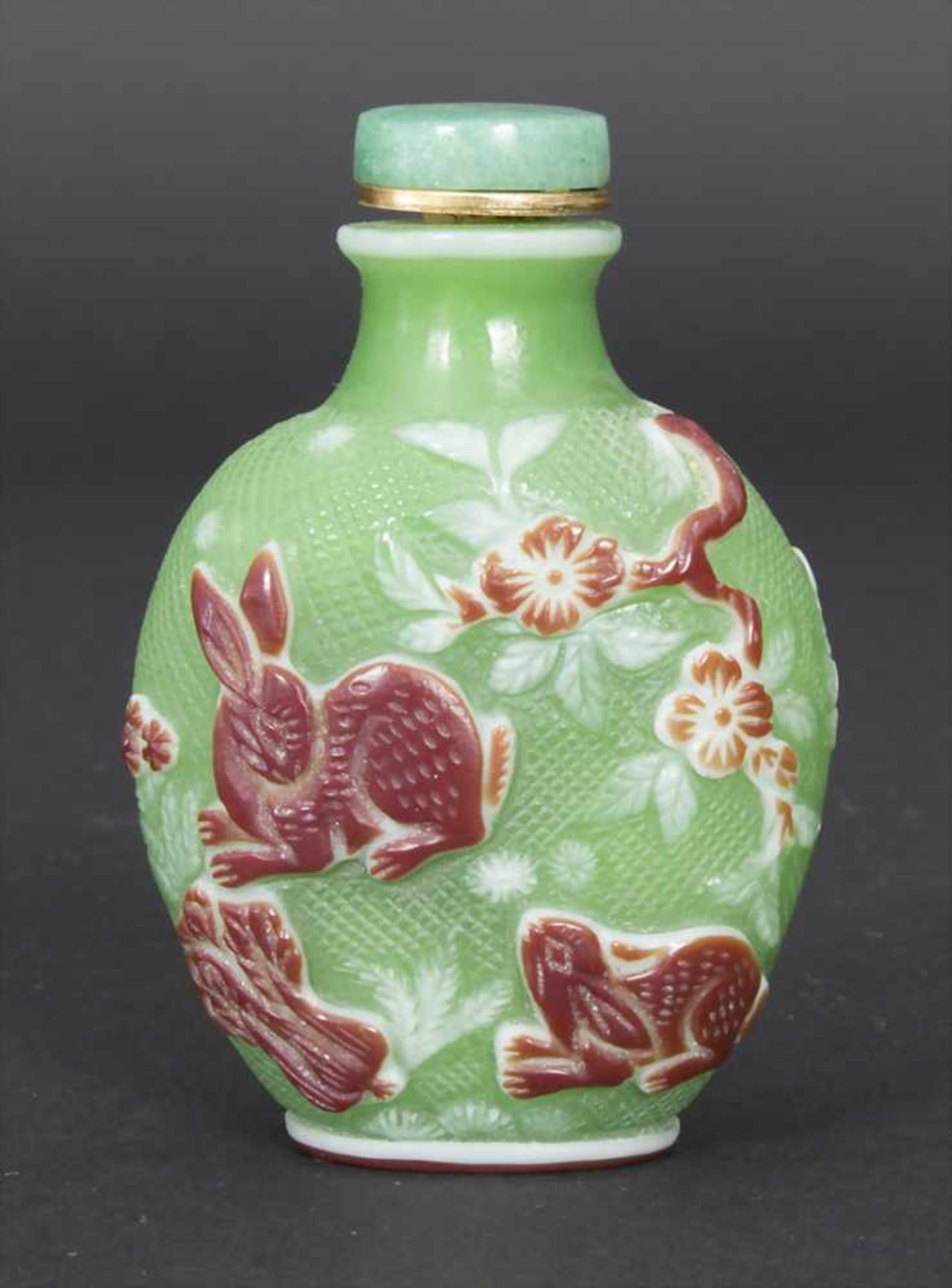 Snuff Bottle, China, um 1900Material: Glas überfangen, Jadestöpsel, Dekor mit Hasen, Wachteln und