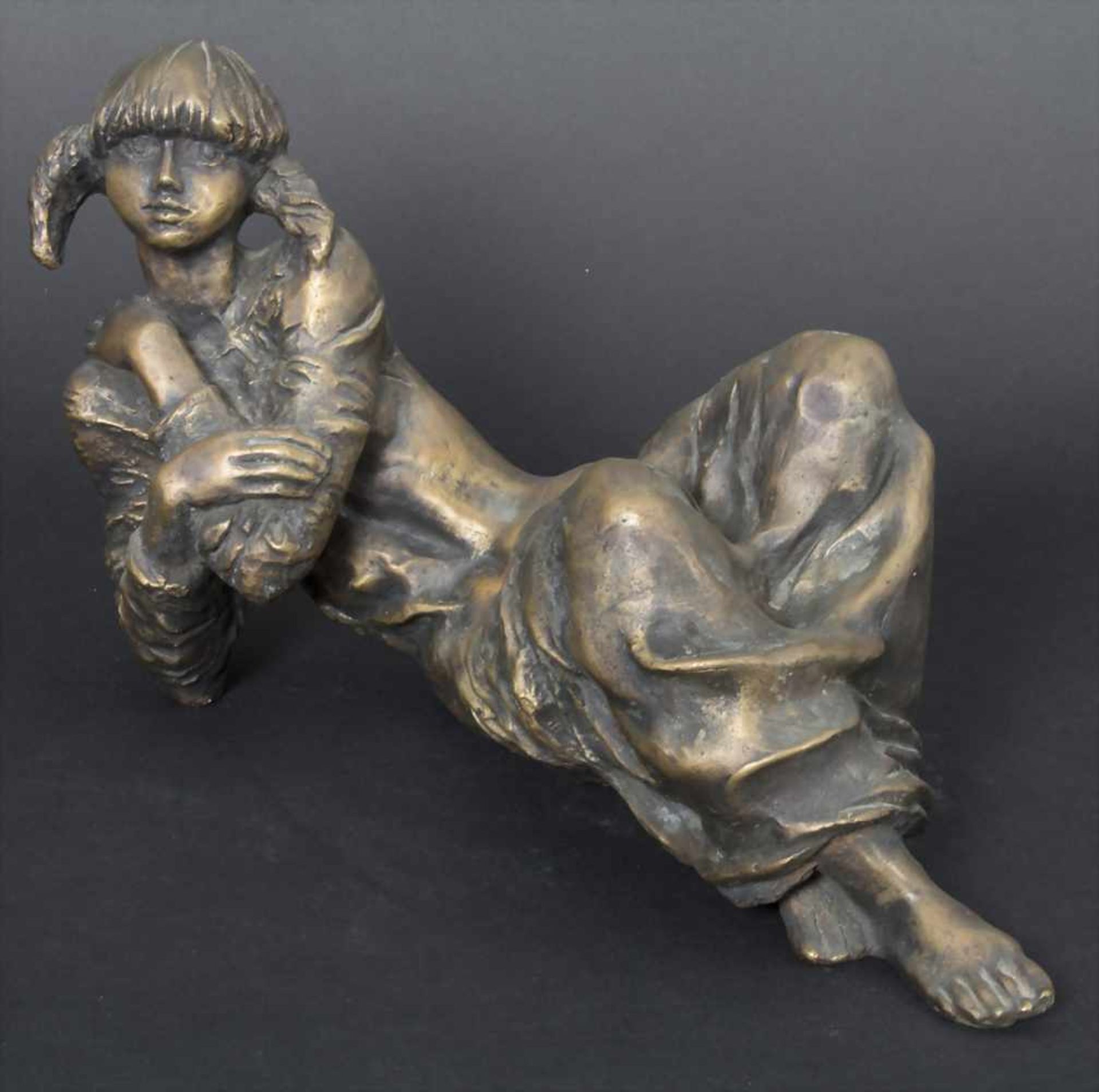 Valerie Tóth (*1943), 'Liegendes Mädchen' / 'A reclining girl'Technik: Bronze, patiniert,