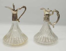 Paar Karaffenreliefiertes Klarglas mit Metallmontierung, H. 26 bzw. 24 cm