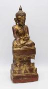 BuddhaBurma um 1900, Holz geschnitzt mit offenem Reliquienfach, Reste von Vergoldung, H. 54 cm