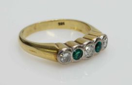 Damenring585er GG, 5,73 g, geschwungener Ringkopf mit 2 Smaragden und 3 Brillanten (zus. ca. 0,37