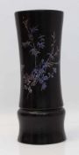 TischvaseVietnam 20. Jh., wohl Bambus, mit Perlmutt aufgebrachter, floraler Dekor, H. 27 cm