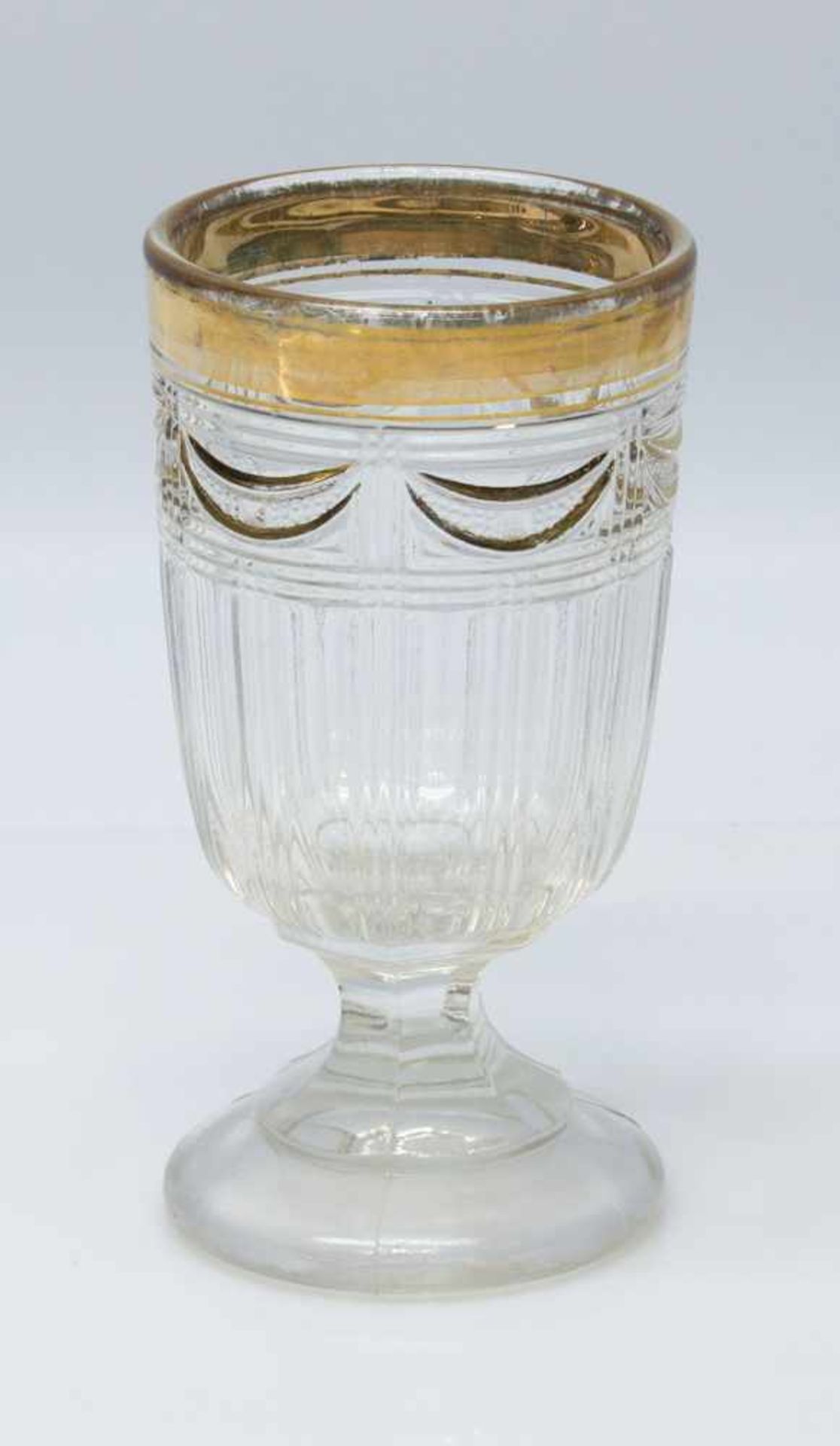 Fußbecherum 1880, Preßglas mit handstaffiertem Golddekor, H. 15 cm