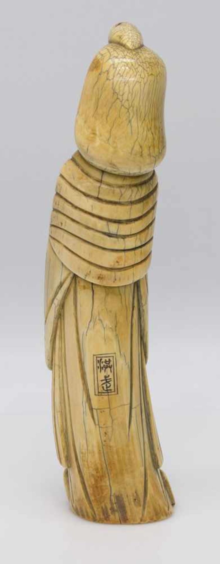 Asiatischer DildoJapan 19. Jh., Elfenbein geschnitzt in Form einer Geisha, verso signiert, H. 27 cm - Bild 2 aus 2