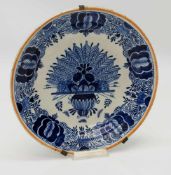 FayencetellerChina um 1800, grau glasierte Keramik mit Blaumalerei, D. 23 cm