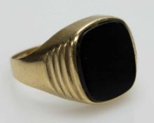 Herrenring333er GG, 4,2 g, Ringschiene im Verlauf, seitl. getreppt, eckiger Ringkopf mit einem Onyx,