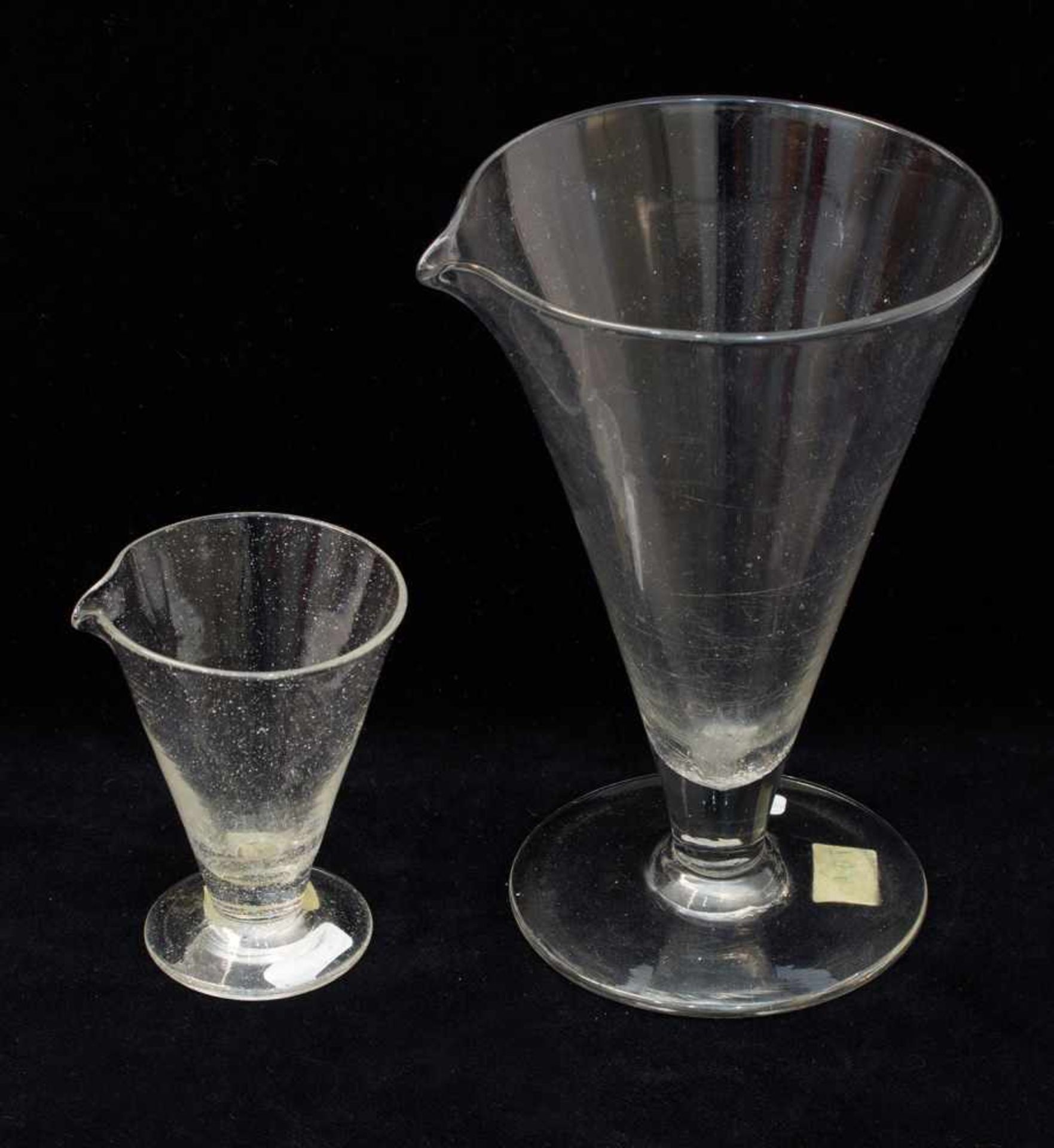 2 antike Meßbecherum 1800, mundgeblasenes Klarglas mit Bodenabriß, ohne Graduierung, mit