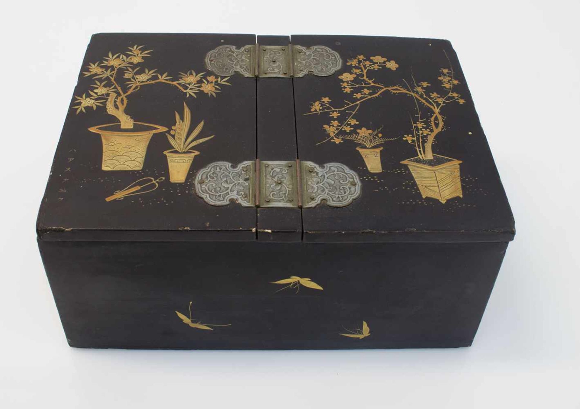 LackschatulleJapan, um 1910, Kästchen mit 2 Klappdeckeln, gravierte Beschläge, florale Goldmalerei