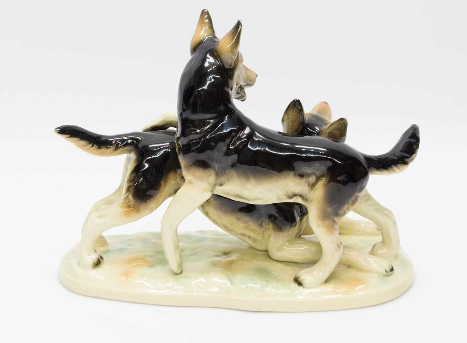 2 Schäferhunde2 spielende Schäferhundwelpen, Keramik, polychrom glasiert, ungemarkt, Mod. Nr. - Image 2 of 2