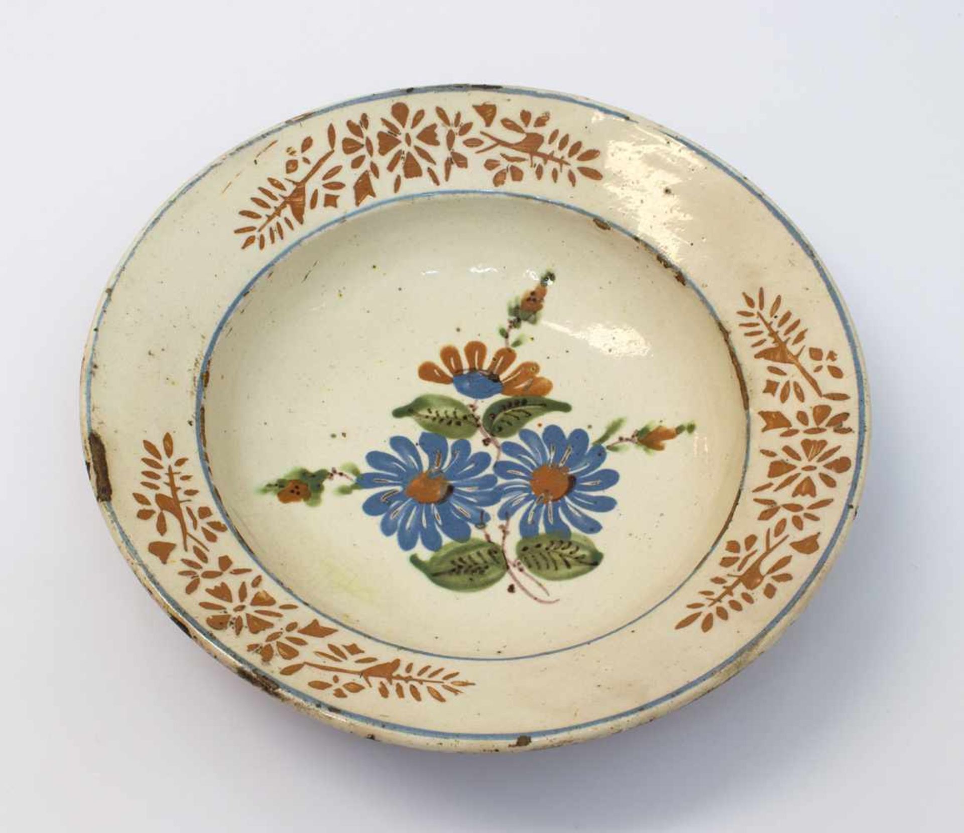 Schüsseltellerdeutsch um 1850, beige glasierte Keramik mit typischer Bauernmalerei im Spiegel, auf
