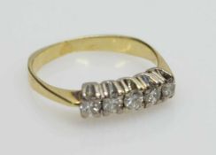 Damenring585er GG/WG, 3,5 g, eckige Ringschiene, Ringkopf mit 5 Brillanten (zus. ca. 0,3 ct.), RG