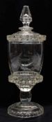 Biedermeier Deckelpokalum 1830er Jahre, Kristallglas mit handgeschliffer Widmung: „Zur Erinnerung an