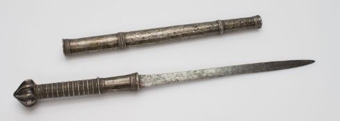 Dha DolchBurma 19. Jh., silbermontierte handgeschmiedete Rückenklinge, in Silberscheide, L. 38,5 cm