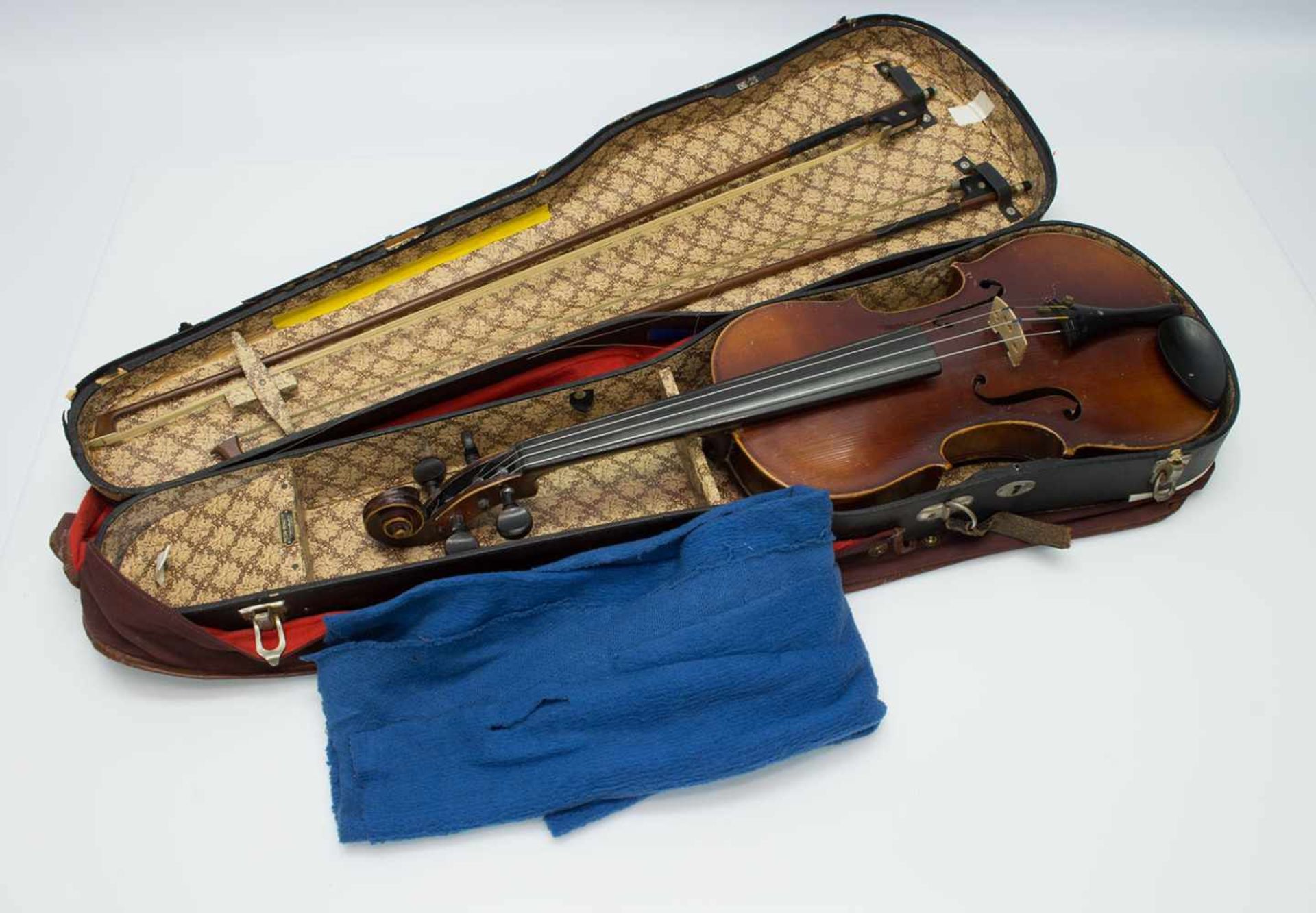 Geigegeteilter Ahornboden, Kieferndecke, 2 Bögen, im Kasten, L. 61 cm