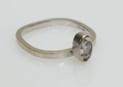 Damenring585er WG, 2,2 g, eckige Ringschiene, ovaler Ringkopf mit einem Brillanten (ca. 0,15 ct.),