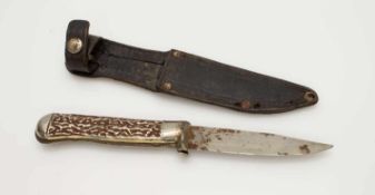 Leichtes Jagdmesserum 1940er Jahre, Solinger Klinge mit geprägten Metallgriffschalen in Hornoptik,