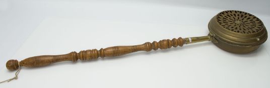 Kupfer Bettpfannenorddeutsch 19. Jh., Kupfer mit klappbarem Deckel,gedrechselter Holzgriff, L. 100