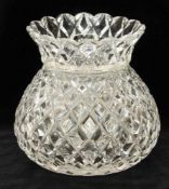 Kristallglasvaseum 1920er Jahre, Kugelform mit Einsatz, handgeschliffener Ananasdekor u. Wellenrand,