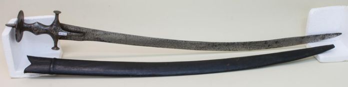 TulwarIndien um 19. Jh., geschmiedetes Eisengefäß, gekrümmte Rückenklinge, Lederscheide, L. 91 cm
