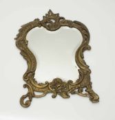 PrunkspiegelHistorismus um 1890, Bronze, geschwungene Form im Stil der Zeit, facettiert