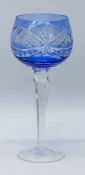 RömerKristallglasrömer, blau überfangen mit handgeschliffenem Dekor, H. 21 cm