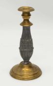 Biedermeier- Kerzenleuchterbäuerlich um 1840, Metall/ Messing auf rundem Stand mit Balusterschaft,