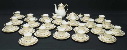 KaffeeserviceChelsea/ England, Biedermeierform, Weißporzellan mit reichem Golddekor und gewelltem