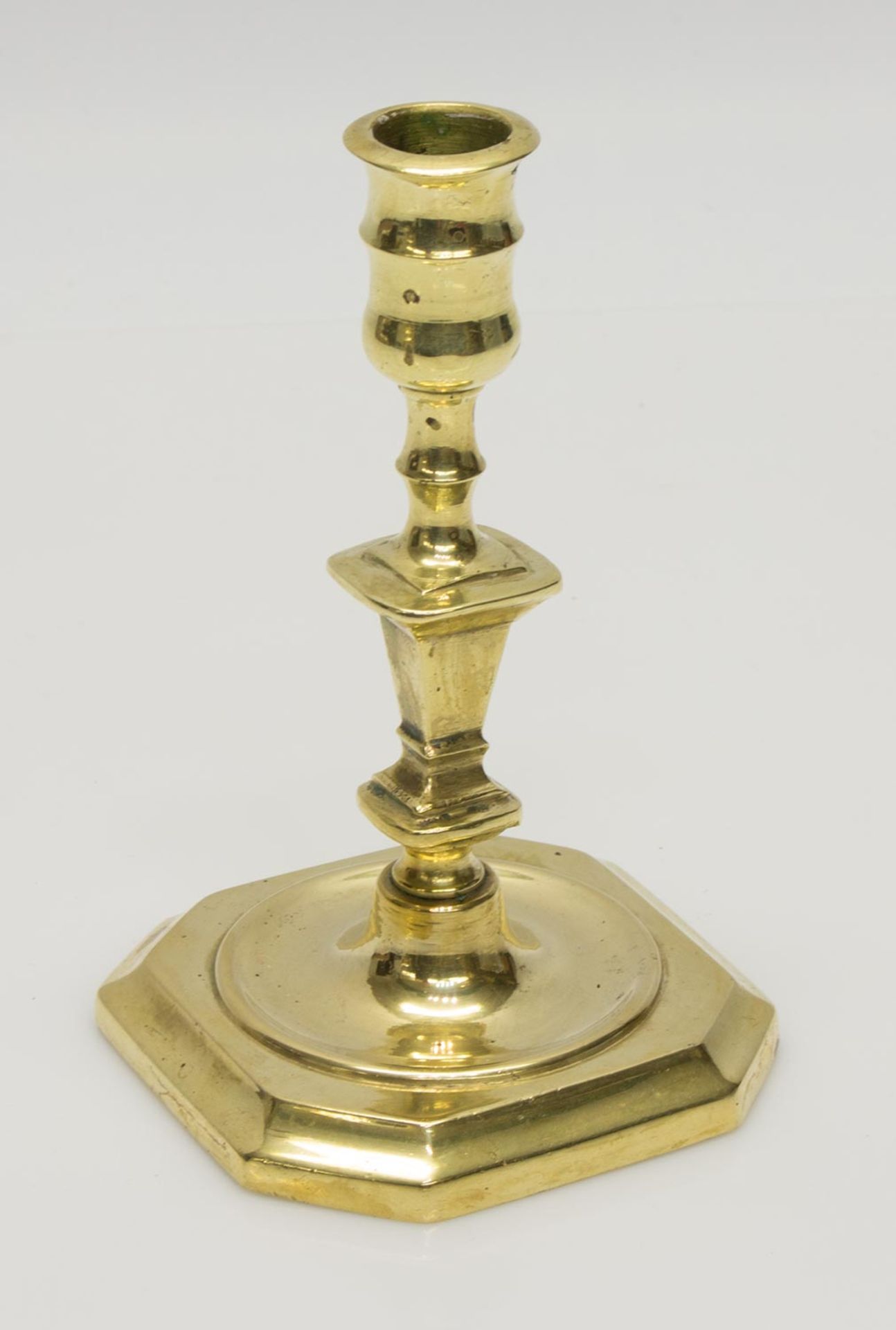 Tischleuchterim Biedermeierstil, 8 passige Plinthe, schwere Bronzearbeit, H. 14 cm