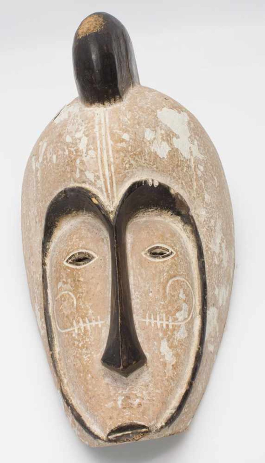 Fang Ngil MaskeFang, Gabun 20. Jh., auch Helmmaske, weiß/ schwarze Fassung, H. 45 cm