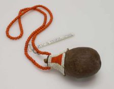 KetteWestafrika, Doumpalmenkernbehälter für Schnupftabak an Korallen- u. Muschelperlenkette, L. 39