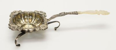 Biedermeier - TeesiebSilber, datiert 1850, feiner Muscheldekor der Zeit, Perlmuttgriff, L. 18 cm