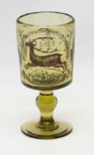Antiker Weinkelchum 1900, mundgeblasenes, dickwandiges Grünglas mit Schaftnodus, Schwarzlotmalerei