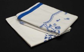 Tischdecke u. ÜberwurfLeinen mit blauer Kreuzstickerei, 125 x 105 cm/ 90 x 55 cm