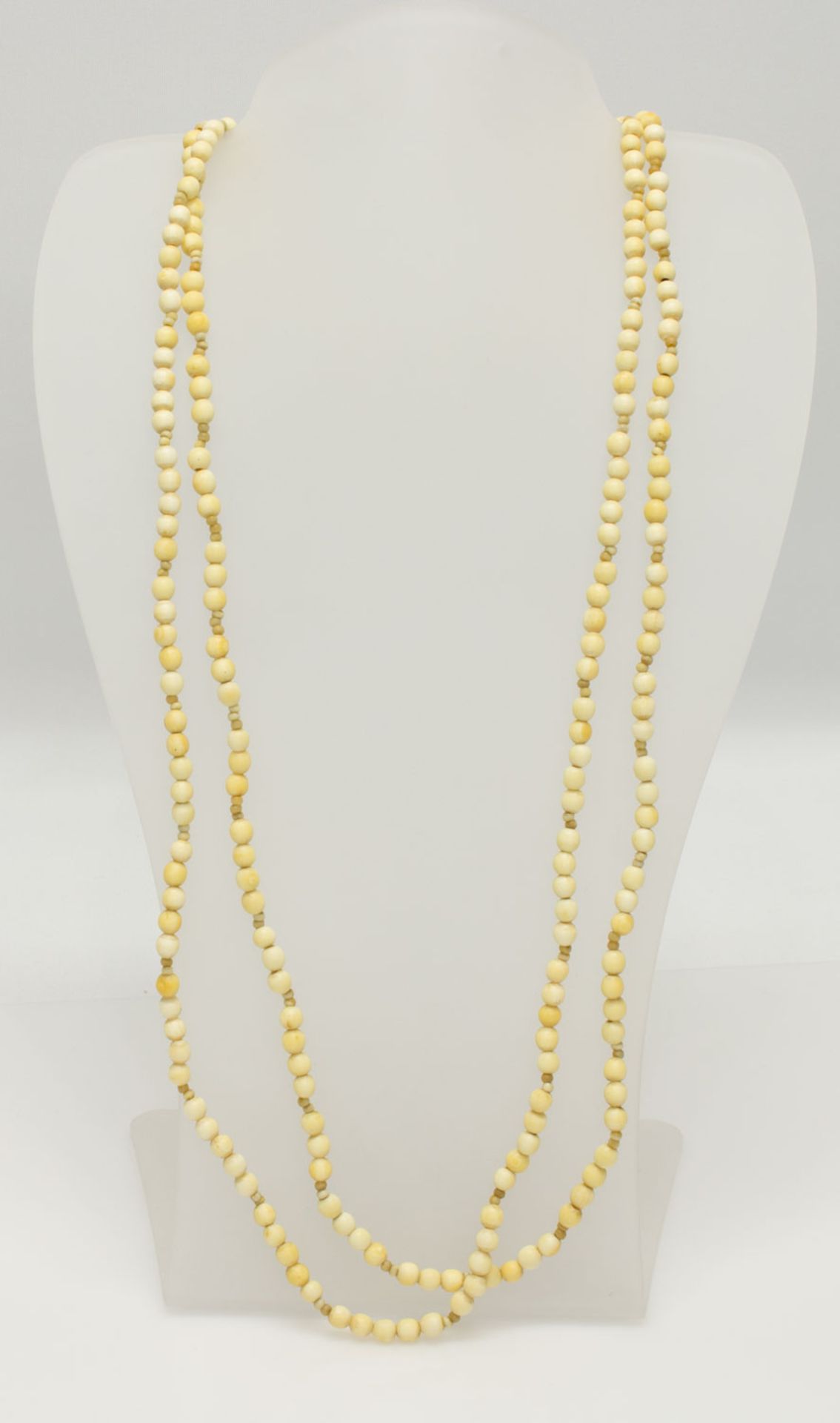 Sehr Lange Ketteum 1910, kleine Elfenbeinkugeln, mit Perlen als Zwischenstücke, ohne Schließe, L.