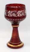 Großer GlaspokalBöhmen Ende 19. Jh., rubinrot überfangenes Klarglas mit ausgeschliffenem Rebendekor,