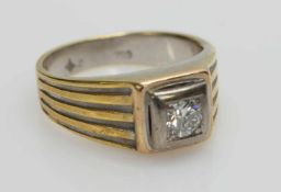 Damenring750er GG, 13,1 g, erhabener eckiger Ringkopf mit einem Brillanten (ca. 0,35 ct.), RG 56