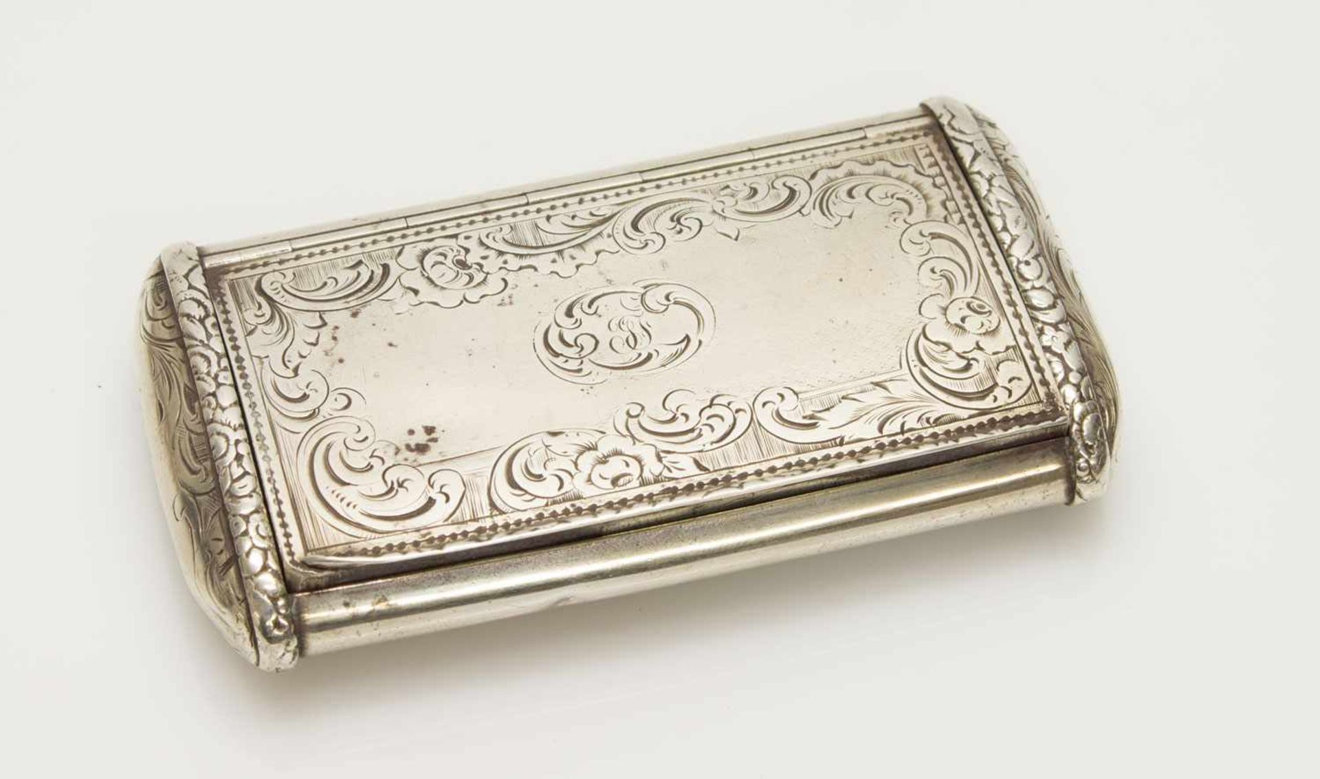 Tabakdosewohl Frankreich um 1800, Silber, mit scharniertem Deckel, undeutlich gemarkt, 9 x 5 cm