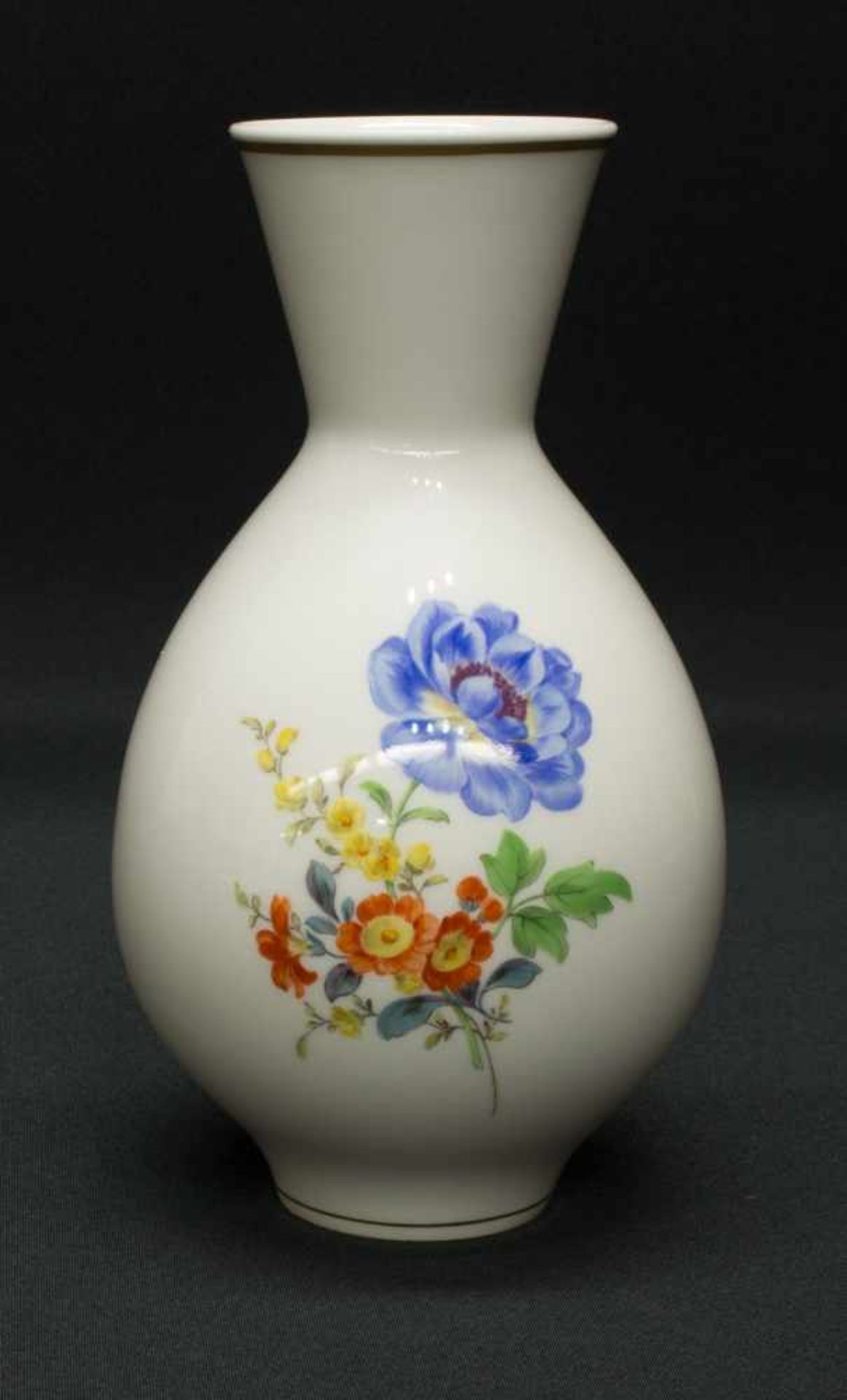 TischvasePorzellanmanufaktur Meissen (Schwertermarke I. Wahl), handgemalter Dekor Blume 2, H. 21 cm