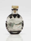 OpiumdoseChina frühes 20. Jh., Opalglas geschnitten, teils mit schwarzem Überfang, Darstellung einer