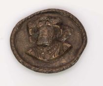 Medaillonplattewohl 18. Jh., versilbert auf Kupfer, Büste eines mittelalterlichen Adligen im
