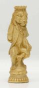 SchachfigurKönig als sitzender Löwe, helle Keramik, H. 17,5 cm