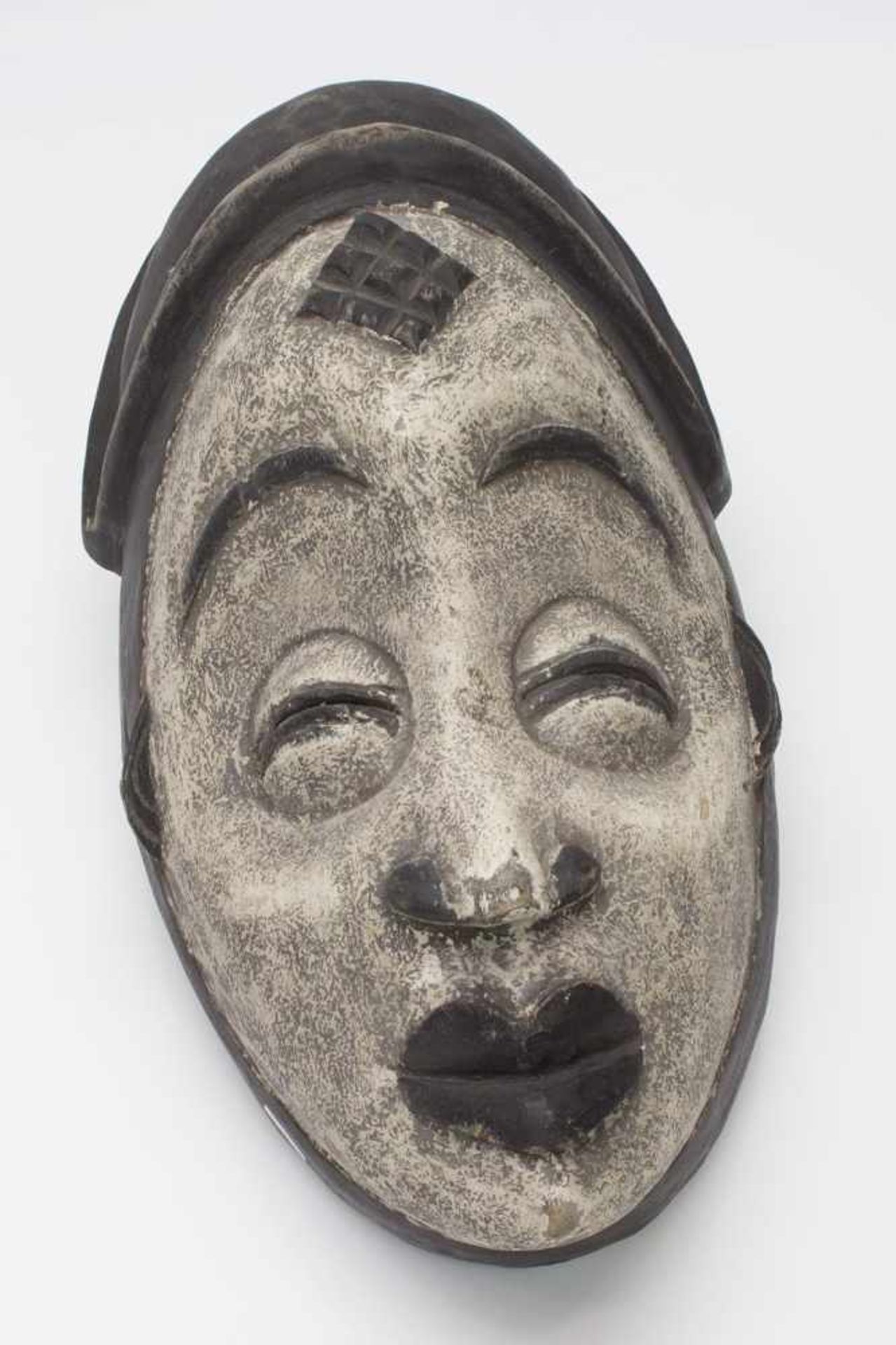 Okuyi-MaskePunu, Gabun 20. Jh., auch Mukudji genannt, weiß/ schwarze Fassung, H. 38 cm