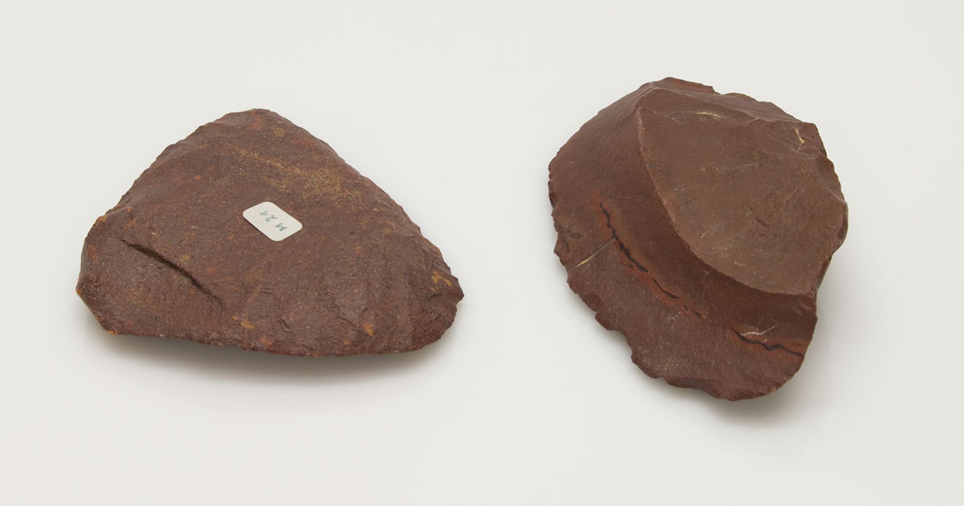 Faustkeil u. Klingenschaberca. 12.000-10.000 v.Chr., Fundort Wadi Mathendous/ Libyen