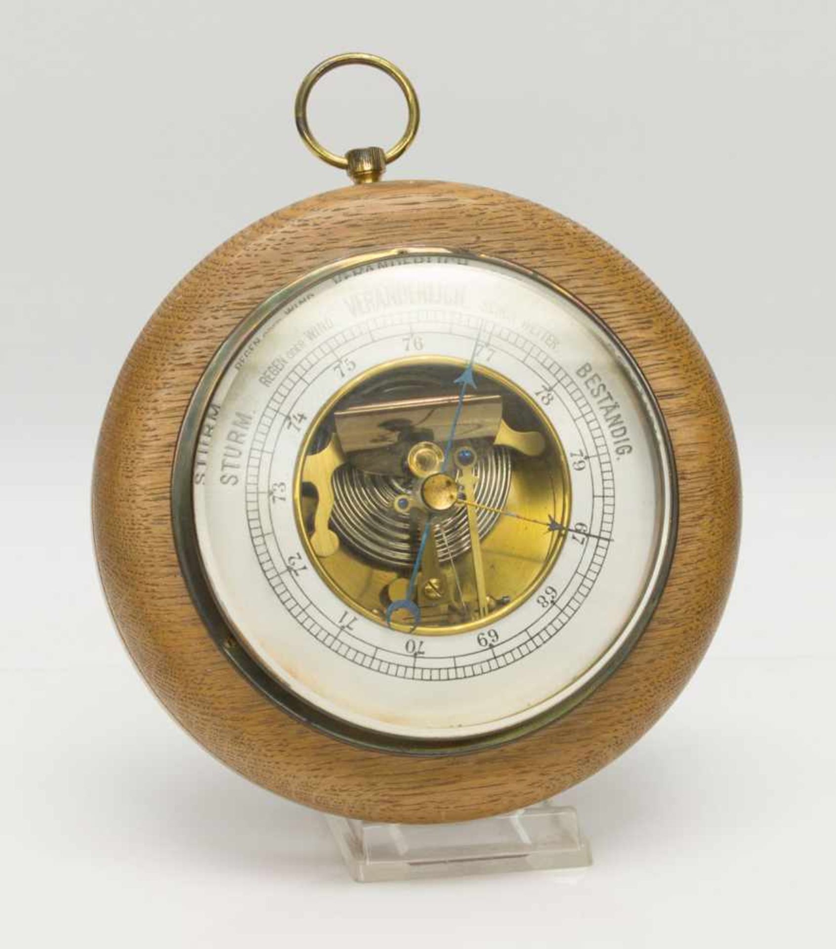 Barometerrundes Barometer im Eichengehäuse, geschliffenem Glas, auf der Unterseite mit