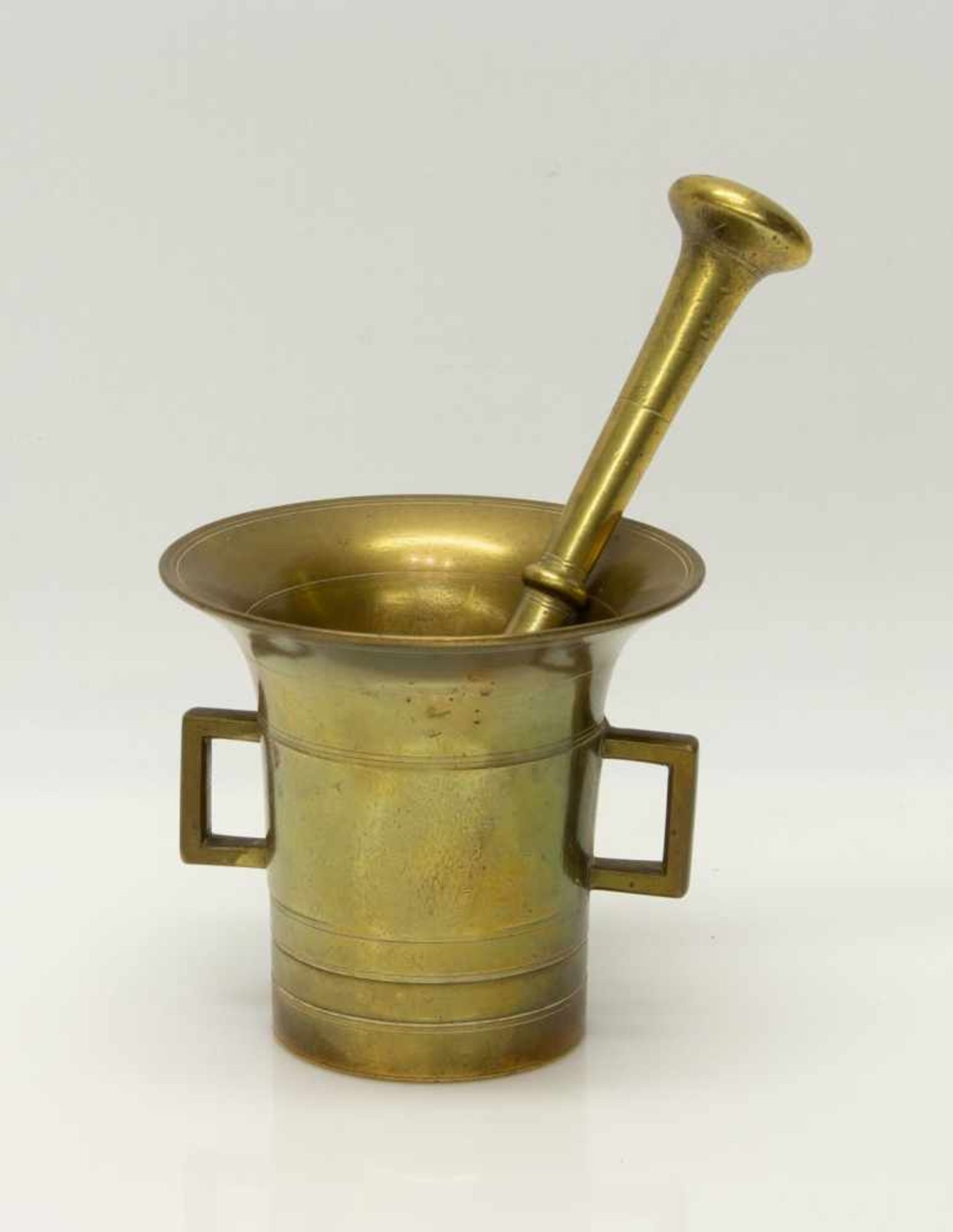 Bronzemörser19. Jh., mit Pistill, hergestellt im Bronze-Glockengußverfahren, H. 10,5 cm