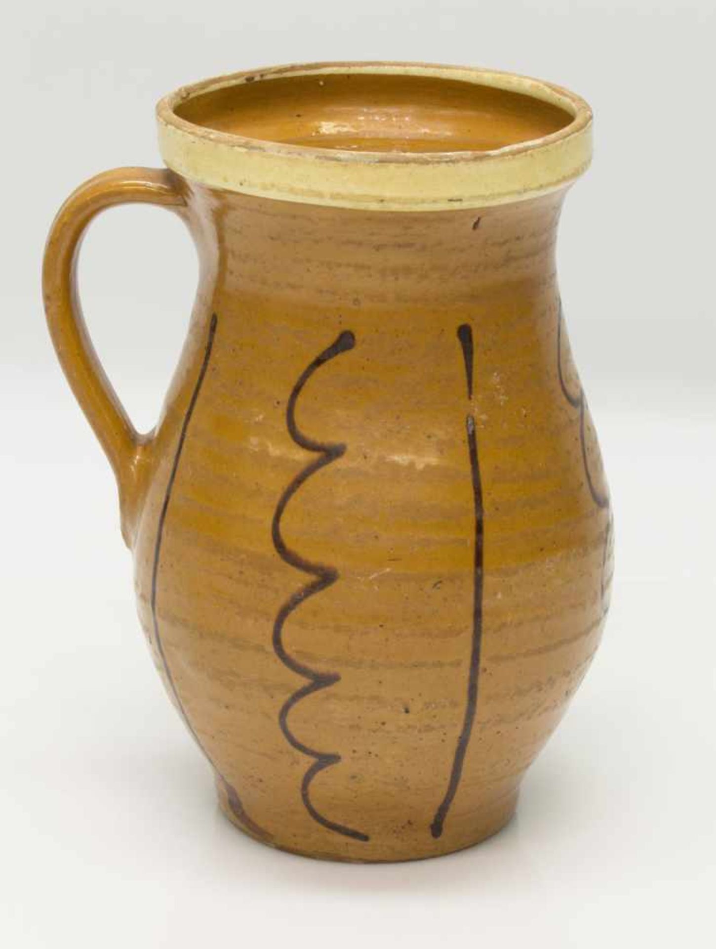 Henkelvaseum 1920er Jahre, Keramik braun glasiert mit angesetztem Henkel u. Strichdekor, H. 21 cm