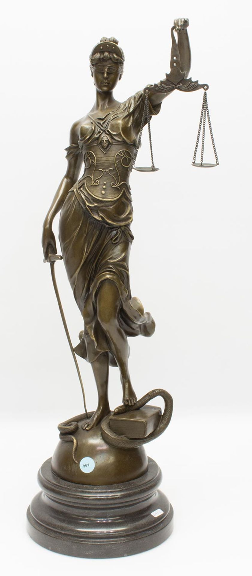 Mayer(franz. Bildhauer d. 20. Jh.)JustiziaBronze, H. 65 cm, auf Marmorsockel, am Sockel sign. Mayer,