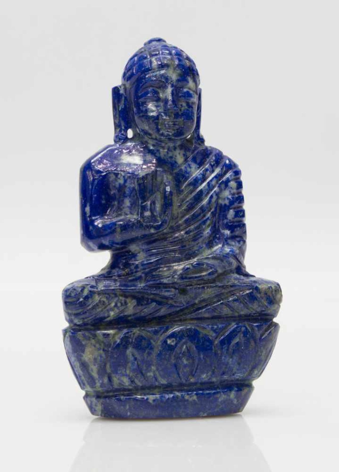 Lapislazuli BuddhaIndien, geschnittener Lapislazuli, Buddha in segnender Haltung, H. 9,5 cm